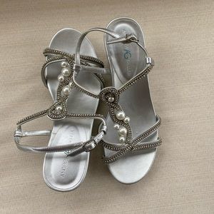 Andrew Geller ALLISANDRA Women's Sandals Silver